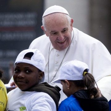 El Papa Francisco, con niños refugiados