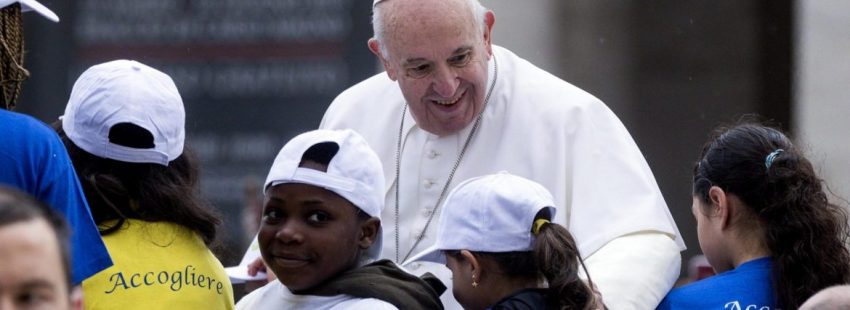 El Papa Francisco, con niños refugiados
