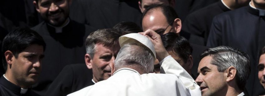 El Papa Francisco, con un grupo de sacerdotes legionarios
