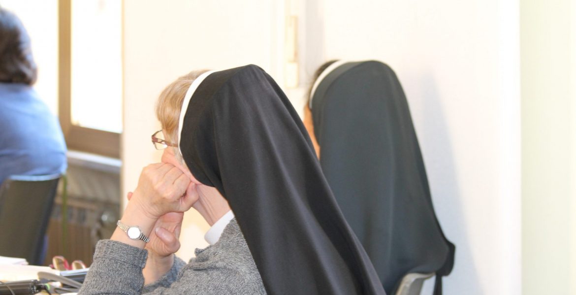 Dos religiosas de espaldas