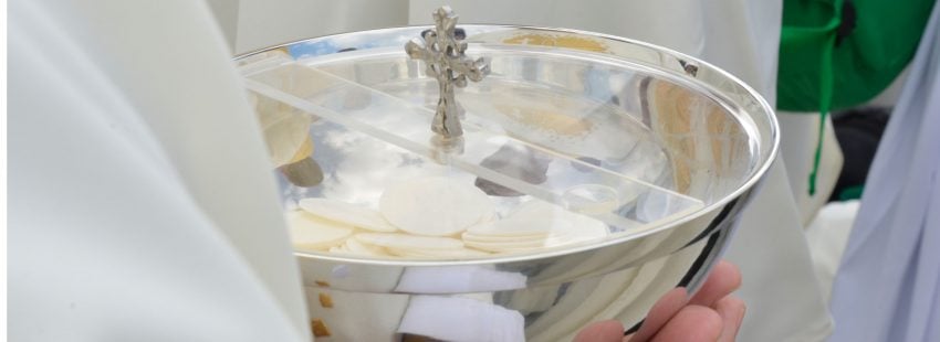 Copón con hostias consagradas para repartir la comunión