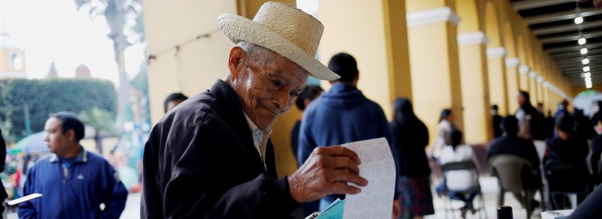 Un anciano vota en el municipio indígena de San Juan Sacatepéquez
