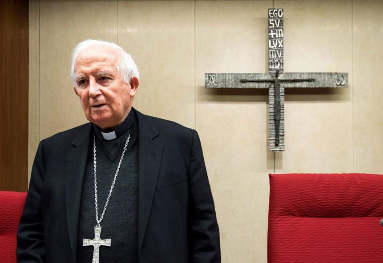 el cardenal antonio calñizares en la mesa presidncial de la asamblea plenaria en la sede de la