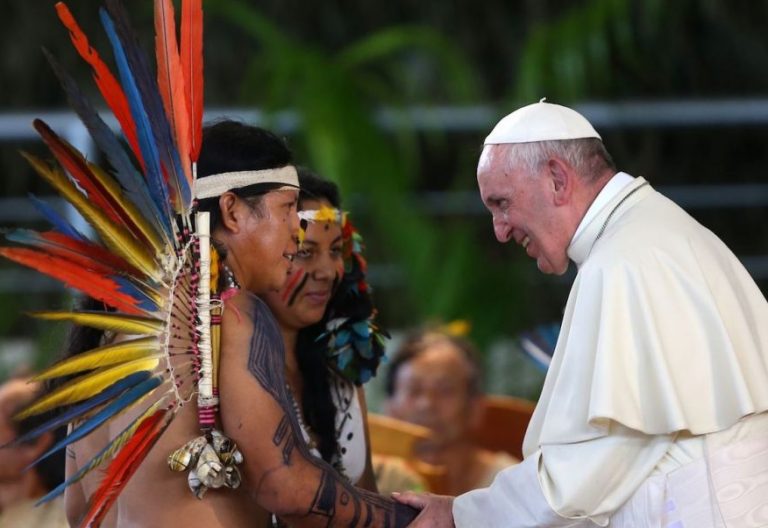 El Papa Francisco saluda a una familia indígena/EFE