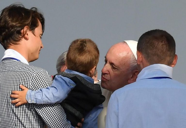 El Papa Francisco, con una familia en el encuentro de Iasi/EFE