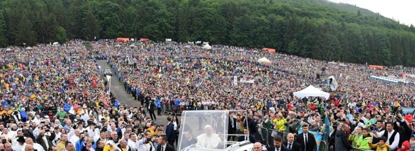El Papa Francisco, en el santuario de Sumuleu Ciuc (Rumanía)/EFE