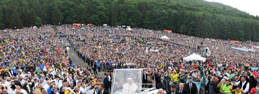 El Papa Francisco, en el santuario de Sumuleu Ciuc (Rumanía)/EFE