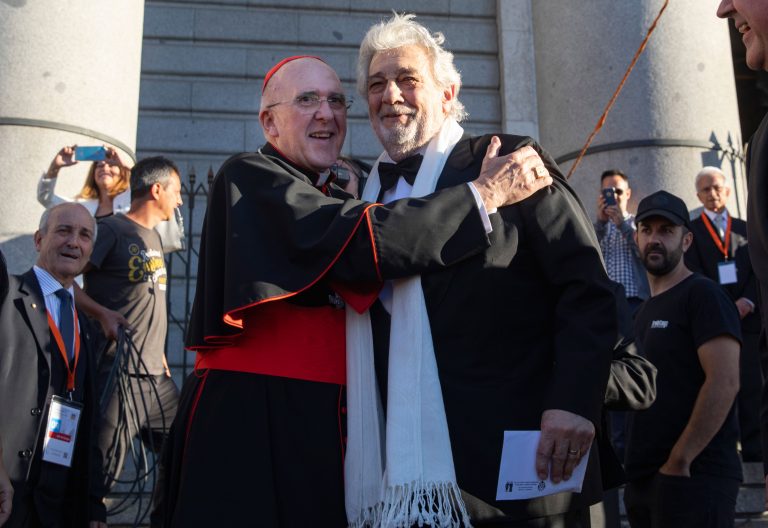 Plácido Domingo con el cardenal arzobispo de Madrid, Carlos Osoro