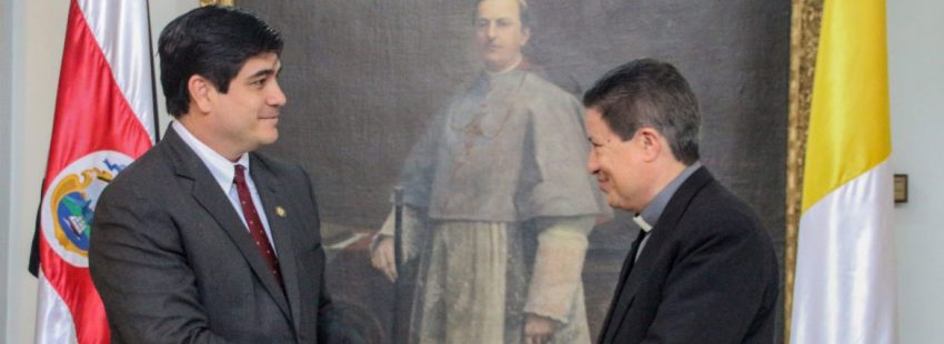 Carlos Alvarado, presidente de Costa Rica, con el arzobispo de San José y presidente del Episcopado, José Rafael Quirós