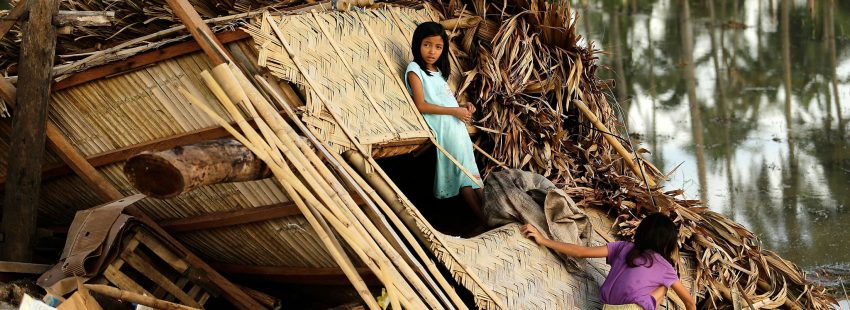 Dos niñas tras el paso de un tifón en Filipinas