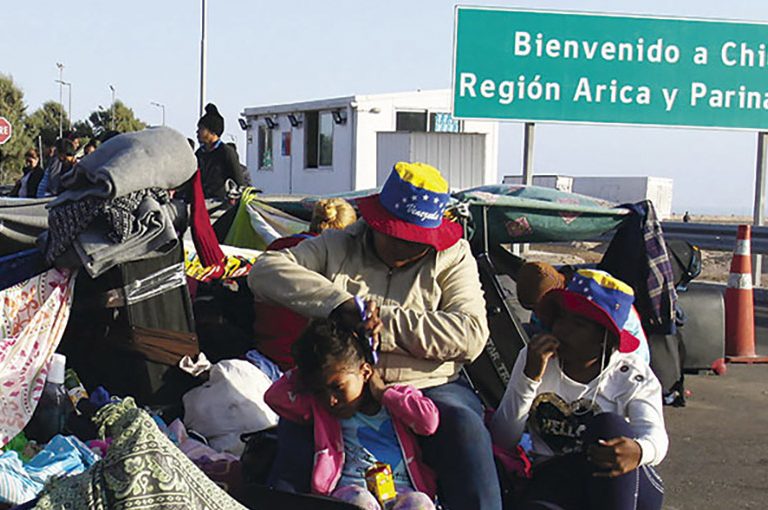 Impiden a migrantes venezolanos la entrada a Chile