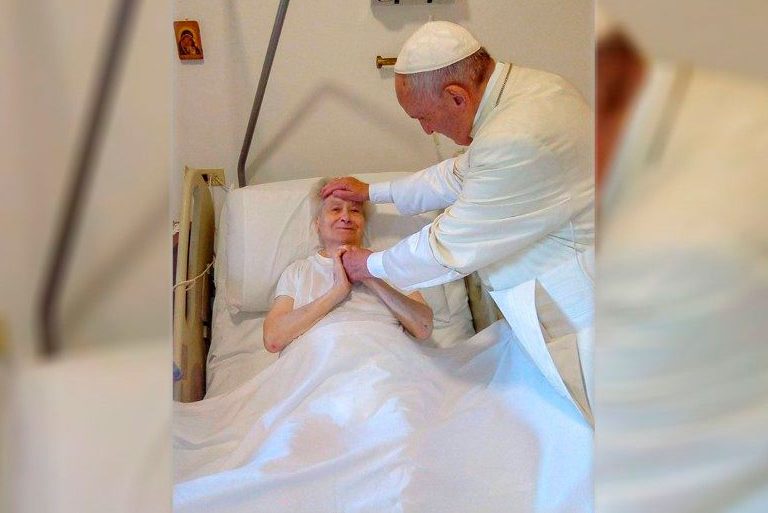 El papa Francisco visita a una hija de la caridad enferma