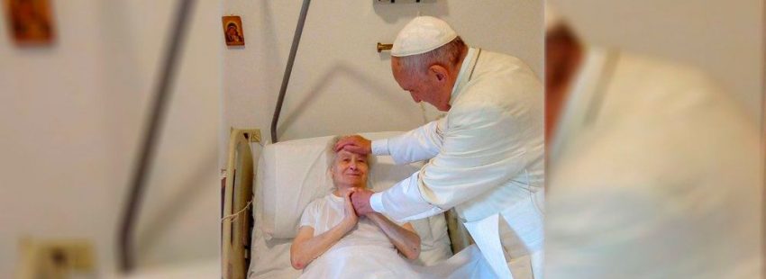 El papa Francisco visita a una hija de la caridad enferma