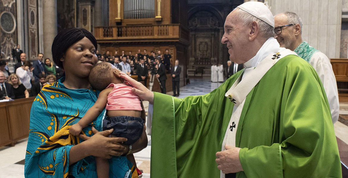 El papa Francisco con una migrante que participó, el 8 de julio de 2019, en la misa por los migrantes en la basílica vaticana de san Pedro