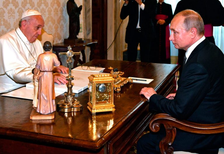 Francisco recibe a Putin