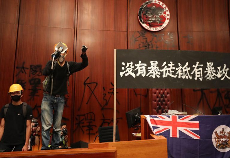 RIT01. HONG KONG (CHINA), 01/07/2019.- Un protestante ofrece un discurso a través de un megáfono