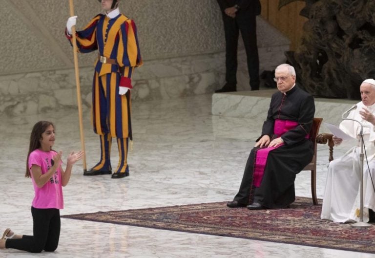 El Papa y la niña que interrumpió la catequesis: “Dios habla por medio de ella”