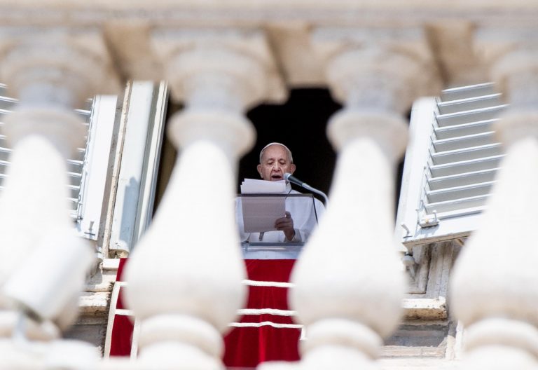 Francisco en el ángelus: “Si Jesús está del todo del lado de Dios, también está del todo del