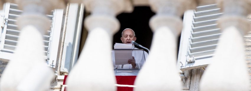 El Papa recuerda en el ángelus que “la riqueza puede empujar a levantar muros, crear divisiones