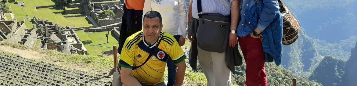 Carles Such (izda.), con su actual comunidad escolapia