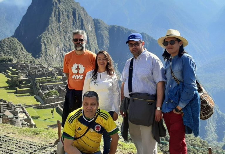 Carles Such (izda.), con su actual comunidad escolapia