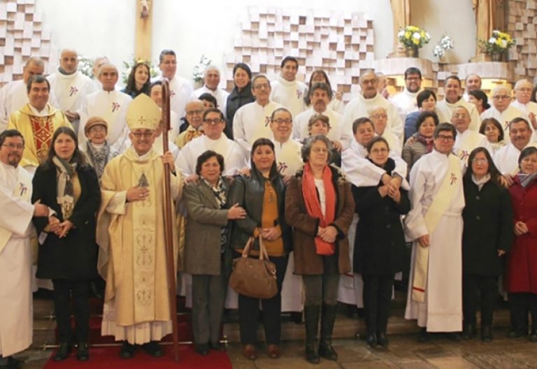 Los diáconos permanentes de Chile toman la catedral con sus esposas