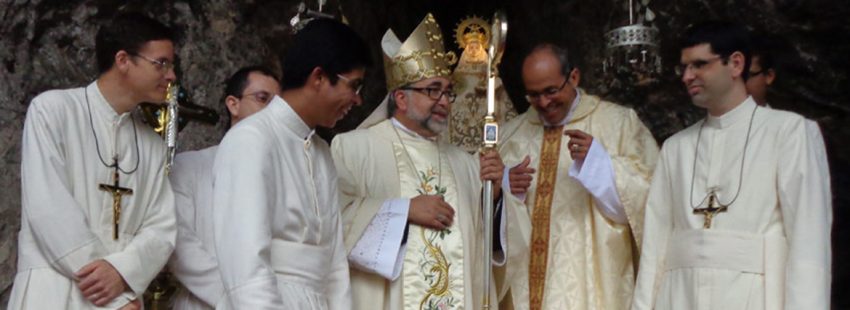 El arzobispo de Oviedo pide a la Santina de Covadonga que salve España tras la investidura de