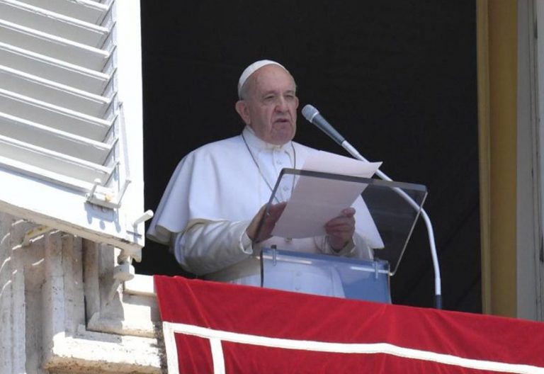Francisco en el ángelus pide “abandonar toda actitud de pereza, apatía, indiferencia y