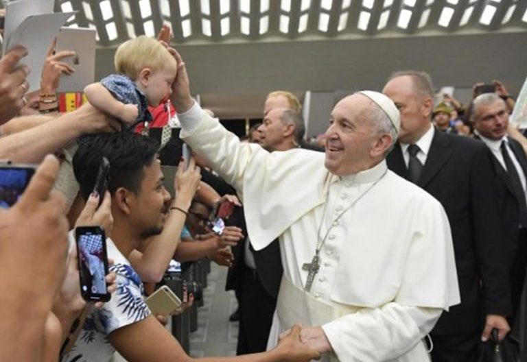 Francisco pide en la audiencia general que la Iglesia camine con “el ritmo sanador de la