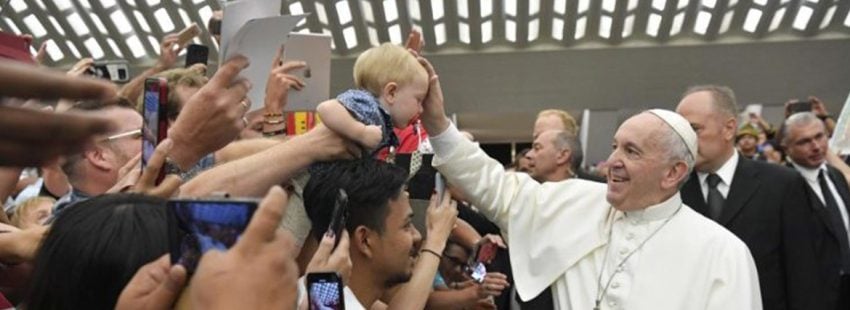 Francisco pide en la audiencia general que la Iglesia camine con “el ritmo sanador de la