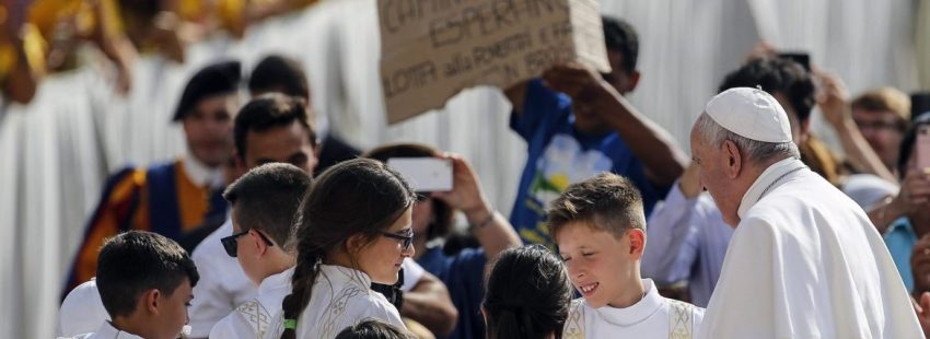 El Papa Francisco, con unos niños, en la audiencia general