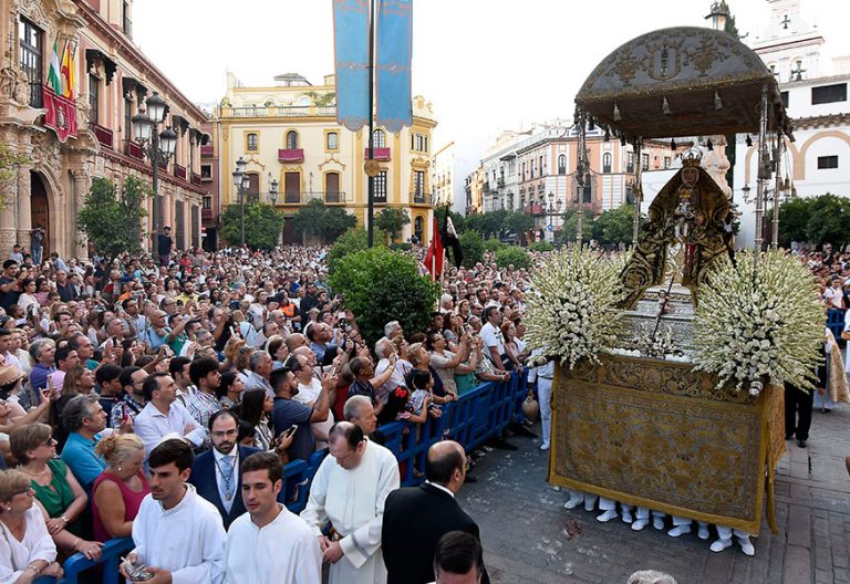Sevilla celebra la vuelta de las procesiones