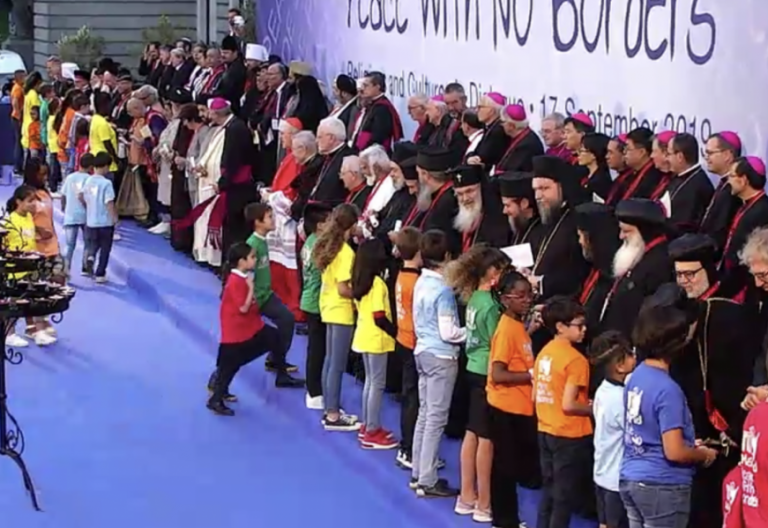 Un grupo de niños entrega el manifiesto por la paz a los líderes religiosos