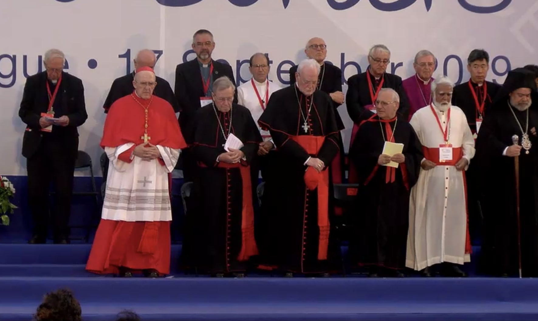 Los cardenales Osoro, Kasper y Amigo, en el minuto de silencio