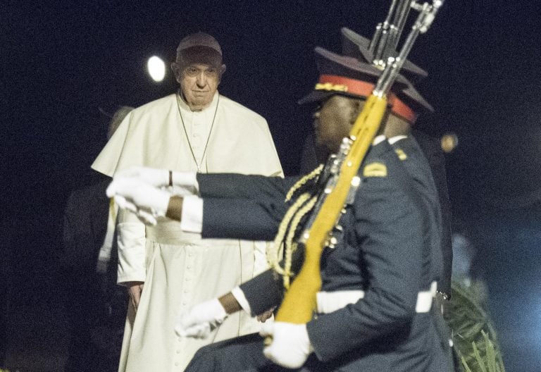 Francisco en Mozambique anima a levantar “las armas de la paz”