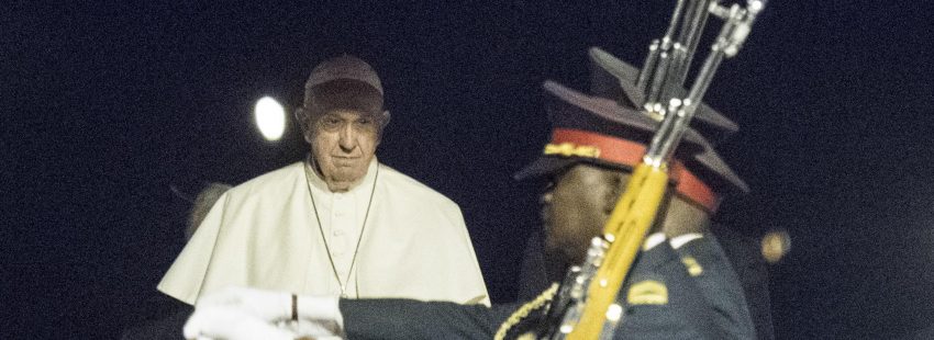 Francisco en Mozambique anima a levantar “las armas de la paz”