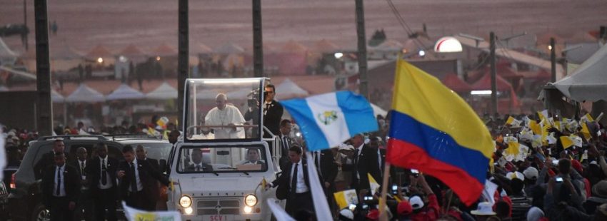 El Papa, entre la multitud que le esperaba en Antananarivo para la vigilia de oración/EFE