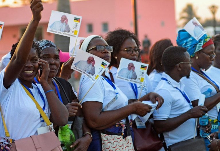 Francisco levanta a los jóvenes de Mozambique, que gritan a pleno pulmón: “¡Reconciliación,