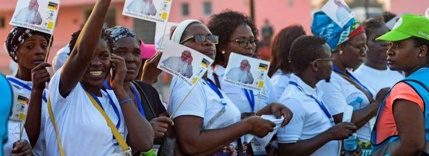 Francisco levanta a los jóvenes de Mozambique, que gritan a pleno pulmón: “¡Reconciliación,