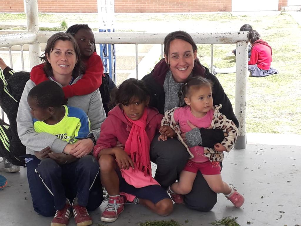 Isabel Gutiérrez, acompañada de la religiosa calasancia Marta Novoa y niños de la misión