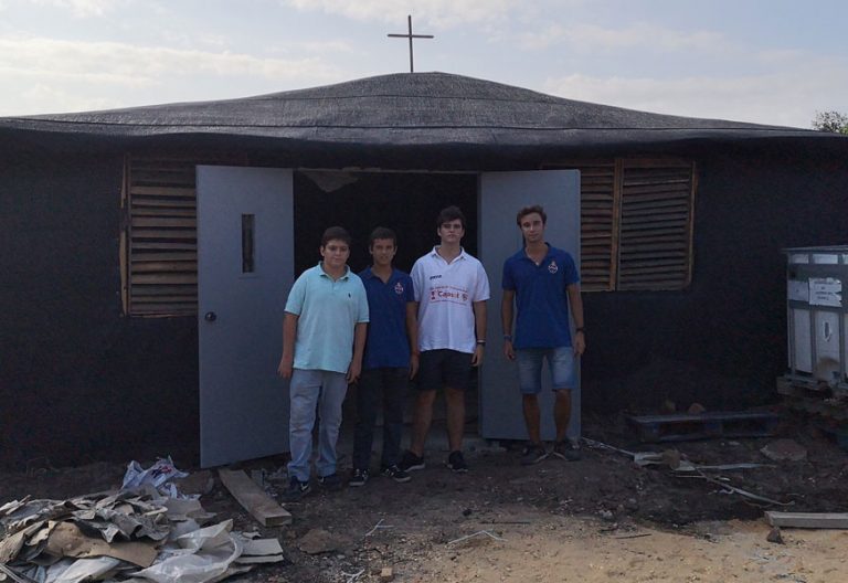 cofrades ante una capilla en construcción en un asentamiento chabolista de inmigrante en Lucena, Huelva, a cuya construcción están contribuyendo. Septiembre 2019