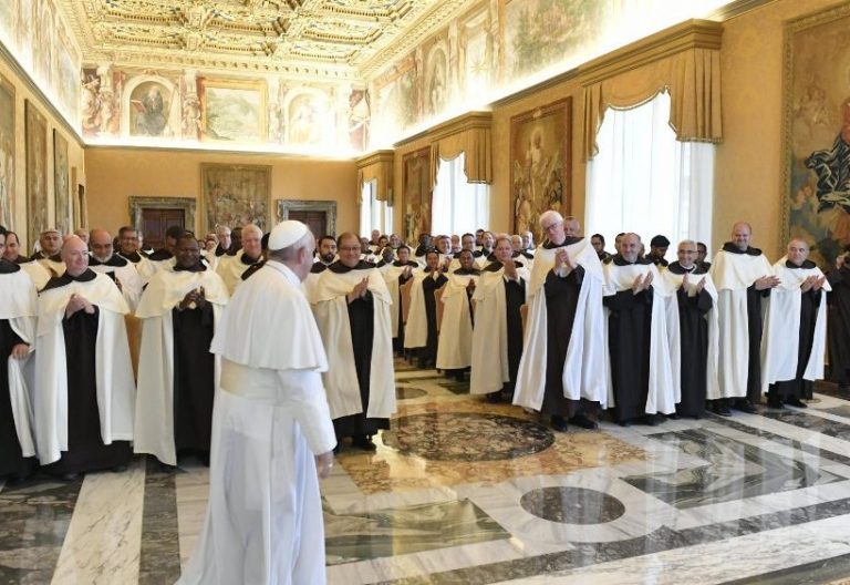 El papa Francisco en audiencia con los carmelitas