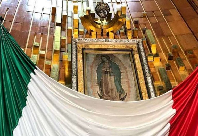 Basílica de Guadalupe. Ciudad de México. Incitan a la oración