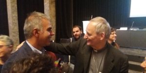 matteo zuppi saluda publico encuentro santegidio madrid