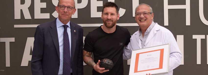 Lionel Messi recibe el Balón de Scholas Occurentes en reconocimiento de los valores deportivos