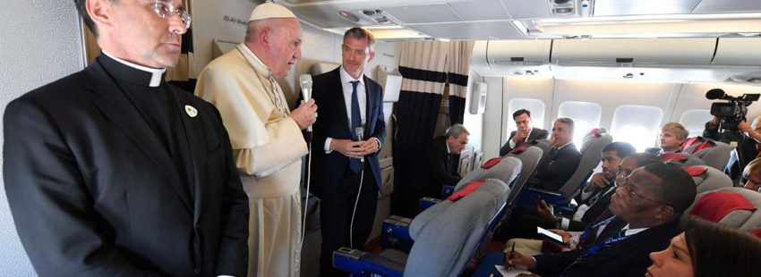 Francisco en el avión papal: “Rezo para que no haya cisma en la Iglesia”