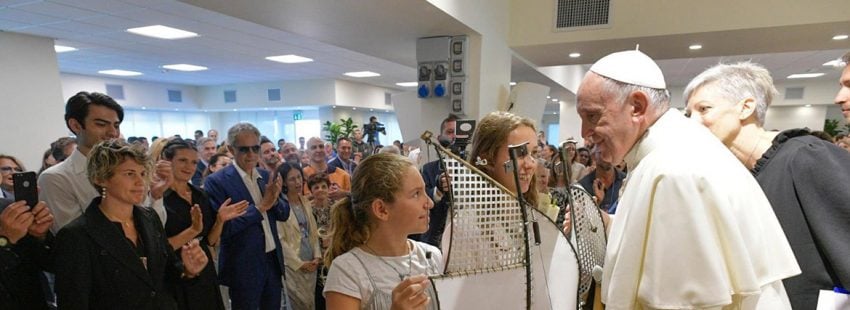 El Papa visita por sorpresa la comunidad Nuevos Horizontes para personas vulnerables