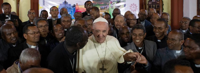 El papa Francisco, con los jesuitas durante su viaje a Mozambique