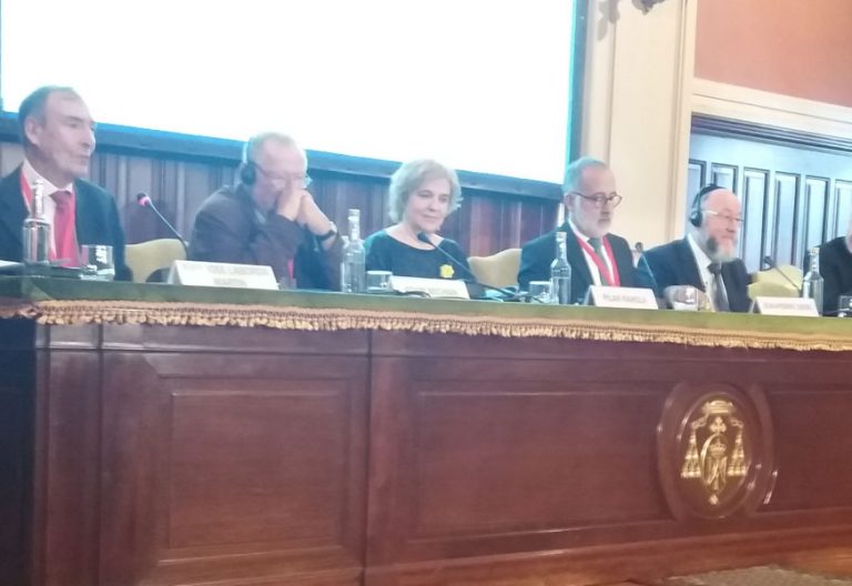 Pilar Rahola y Vincenzo Paglia en una mesa redonda durante el Encuentro por la Paz organizado por Sant'Egidio en Madrid en septiembre de 2019
