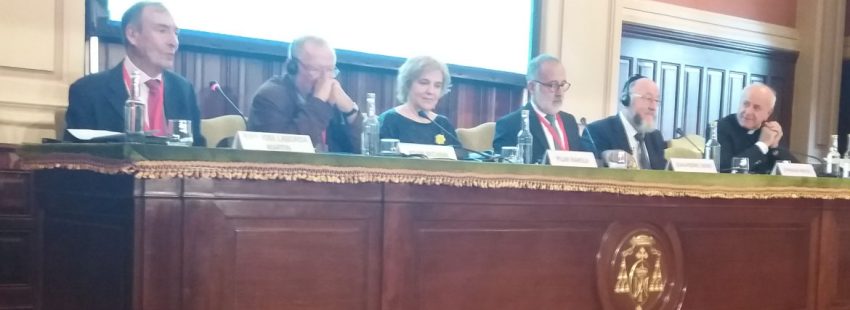 Pilar Rahola y Vincenzo Paglia en una mesa redonda durante el Encuentro por la Paz organizado por